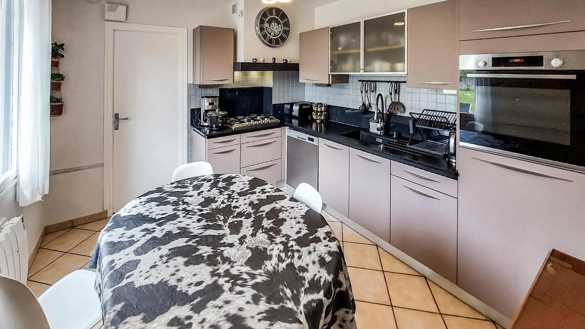 4 Bedroom Cozy Home In Riec-sur-Bélon 0*,